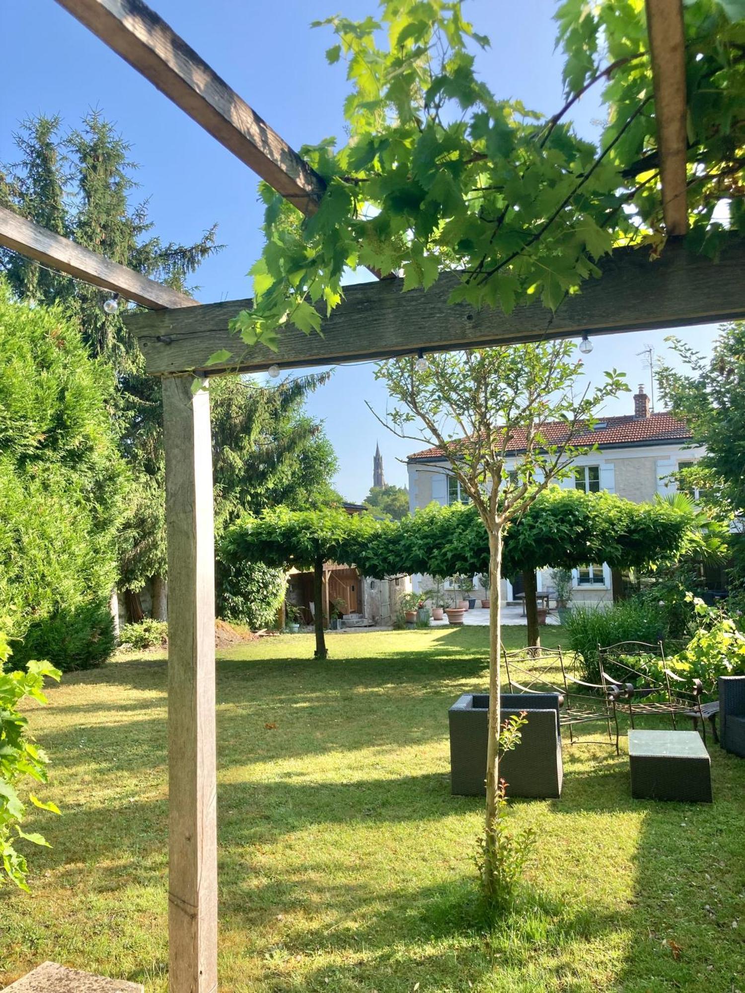 Pierres Et Jardins Bed & Breakfast Санлис Екстериор снимка